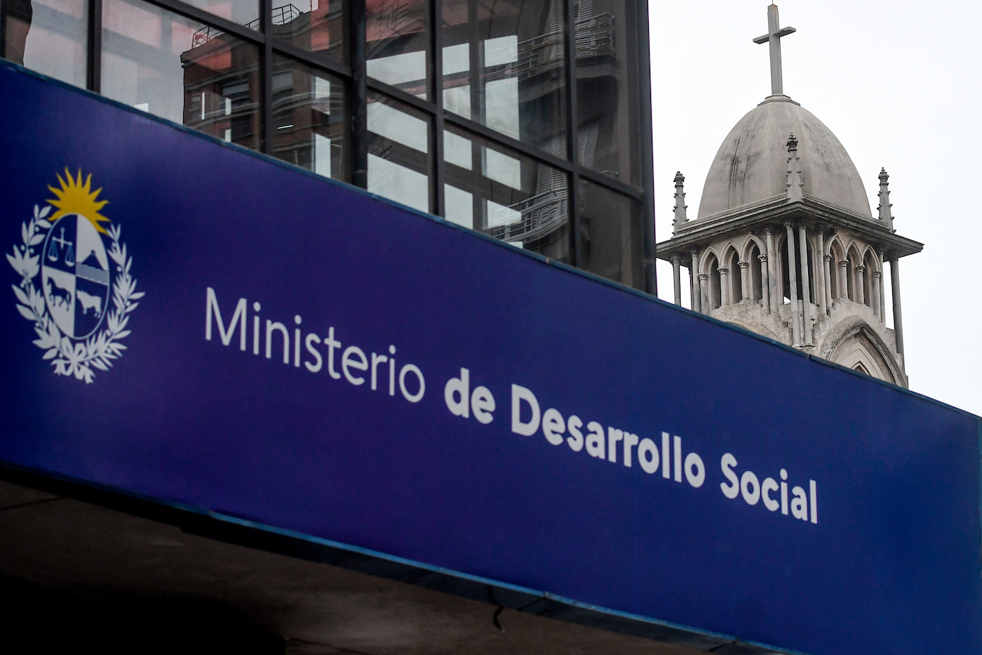 Sede del Ministerio de Desarrollo Social frente a la Iglesia Templo Metodista de Uruguay