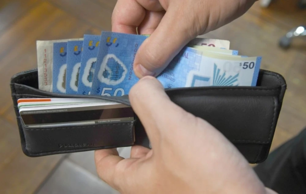 Billetera con pesos uruguayos