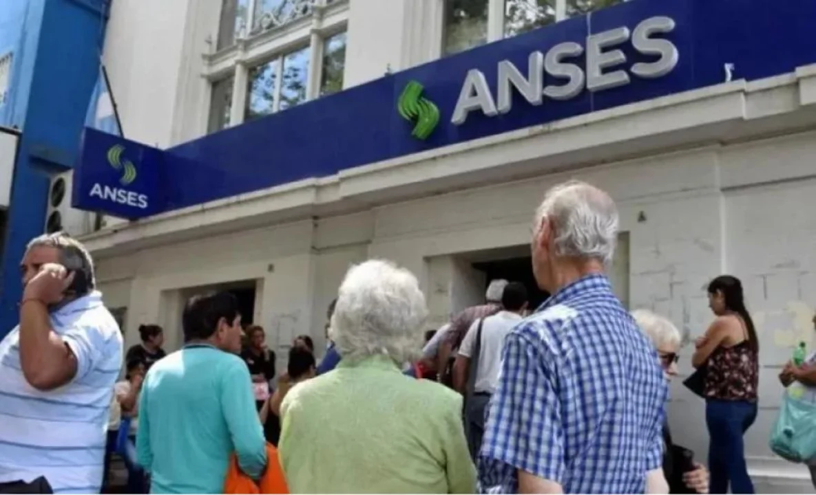 Jubilados haciendo fila en una sucursal de ANSES