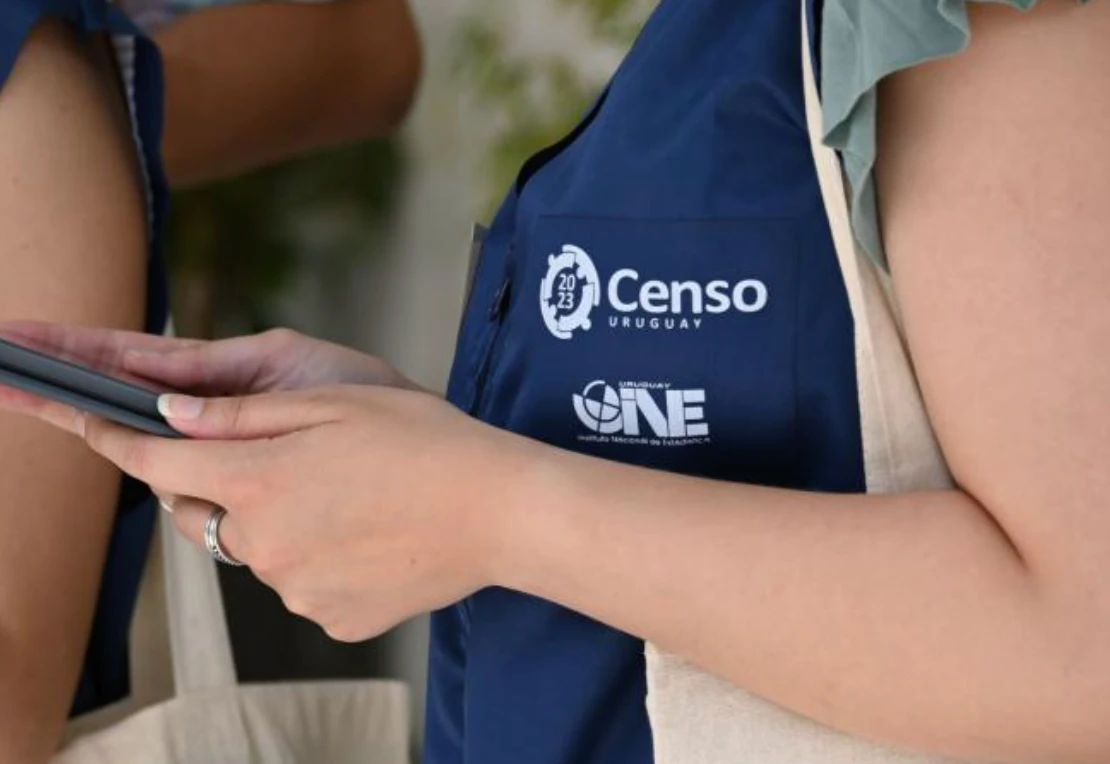 Una censista le toma los datos a un hogar durante el Censo 2023