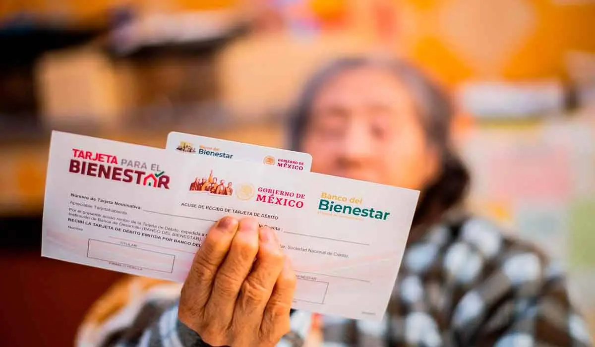 Una persona con su dinero de la Pensión Bienestar