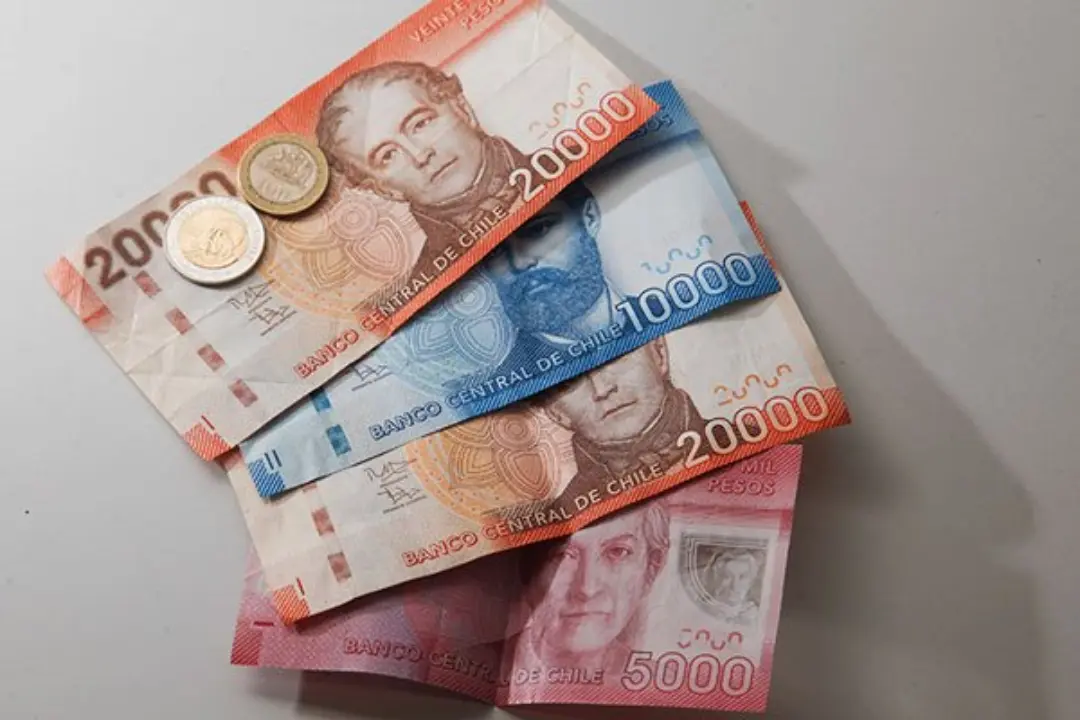 Pesos chilenos en monedas y billetes