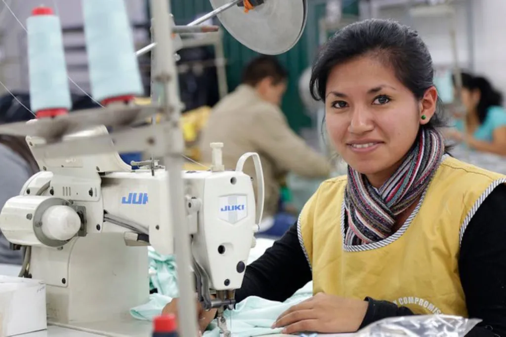 Una trabajadora de una pequeña empresa en Perú
