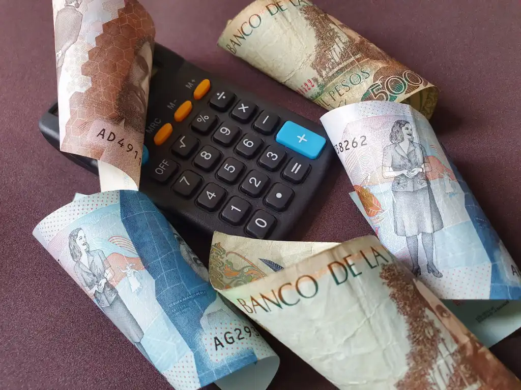 Billetes de pesos colombianos con una calculadora