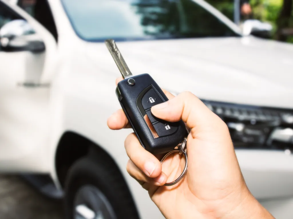 Una persona sostiene la llave de su automóvil