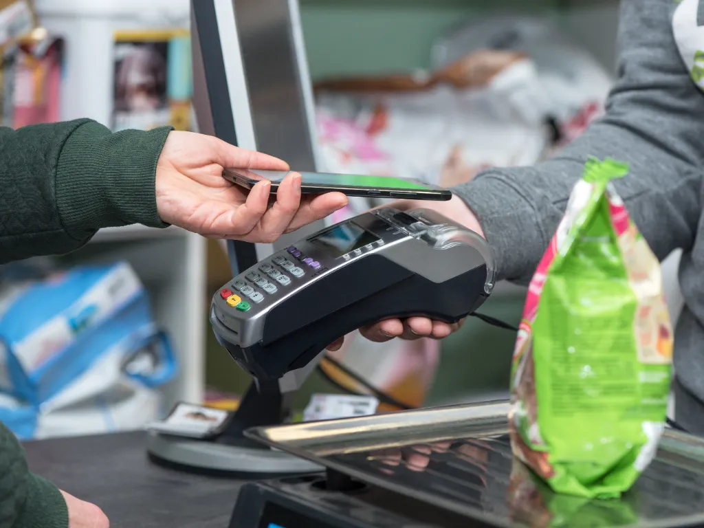 Una persona paga con tarjeta sus compras