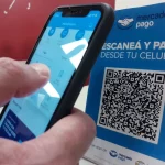 Una persona paga con su cuenta de Mercado Pago