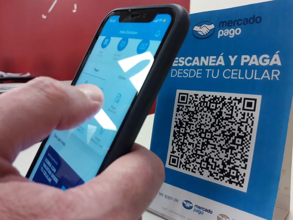 Una persona paga con su cuenta de Mercado Pago