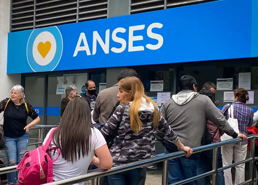 Personas haciendo fila para cobrar prestaciones de ANSES