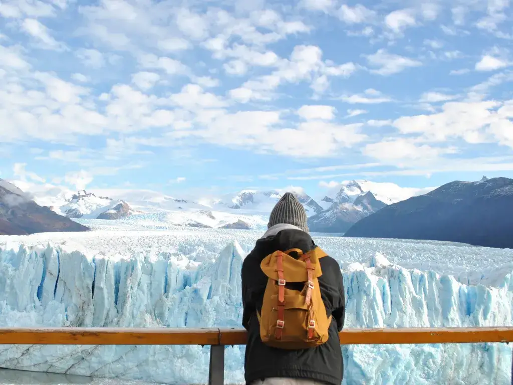 Una persona en el parque Nacional El Calafate