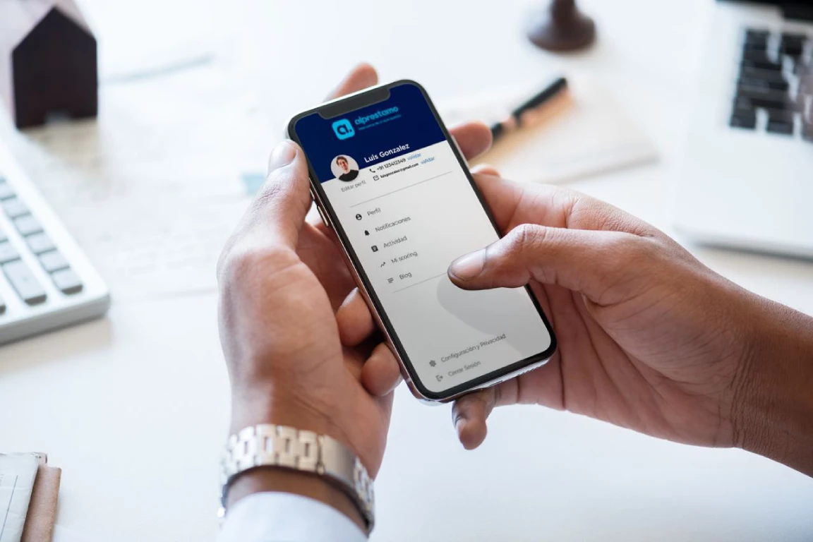 Una persona utiliza la plataforma de Alprestamo
